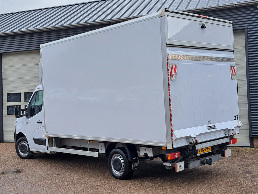 48556409-2.jpg