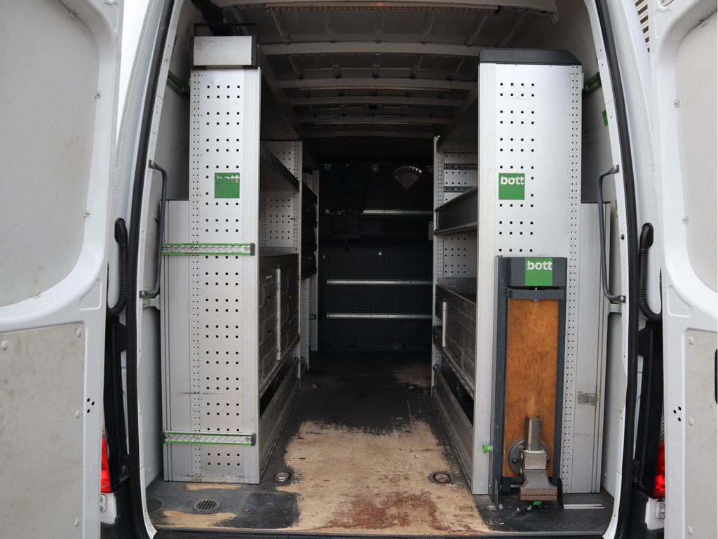 48608020-7.jpg